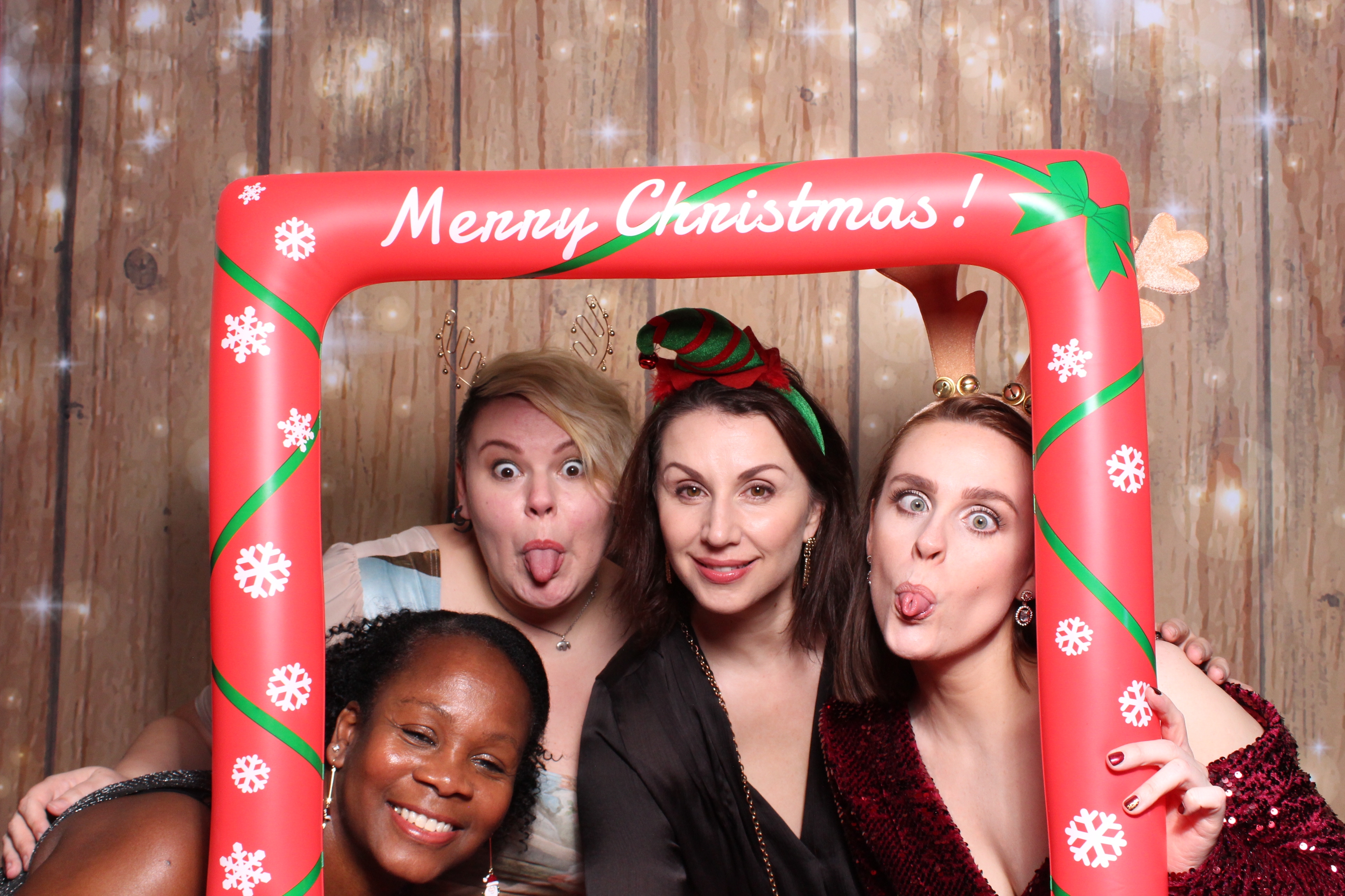 Tes Christmas party  | View more photos from the event at gallery.magicimages.uk/u/MagicImages/Tes-Christmas-party